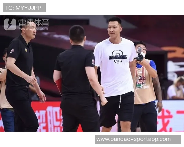 媒体人评论阿联与小杨遭黑评现象引发热议